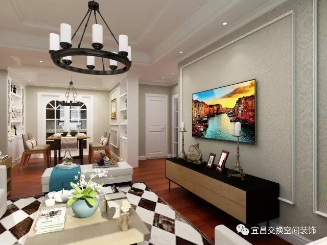  客厅硬装没有过于复杂，电视背景仅仅以线条框出一个造型，但暗纹的设计，展现了美式的精致。简单的电视柜搭配矮矮的茶几，突出简约的态度。