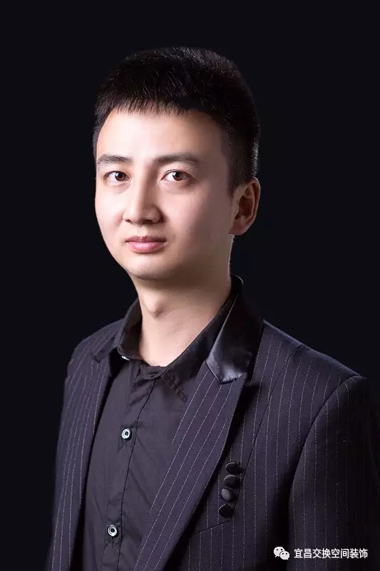 赵宝雄
国家注册室内设计师
中国室内装饰协会会员
毕业院校：三峡大学
设计理念：设计师不仅是艺术家，更是生活家，要学会生活，享受生活，品味生活，才能把设计带到真实的生活中。
经典案例：江山多娇/御江一品/碧桂园/金色海岸/虹桥国际/香山福久源/中建宜昌之星/三峡花苑等