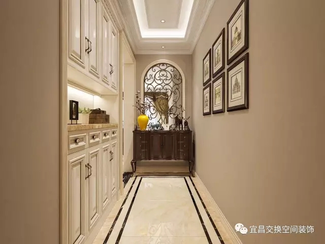 玄关以简洁示人，近乎纯色的世界，加入简练直挺的线条，精致小件装饰品，使空间大气，悦动生活。【希望客人一进门就能喜欢上这里】