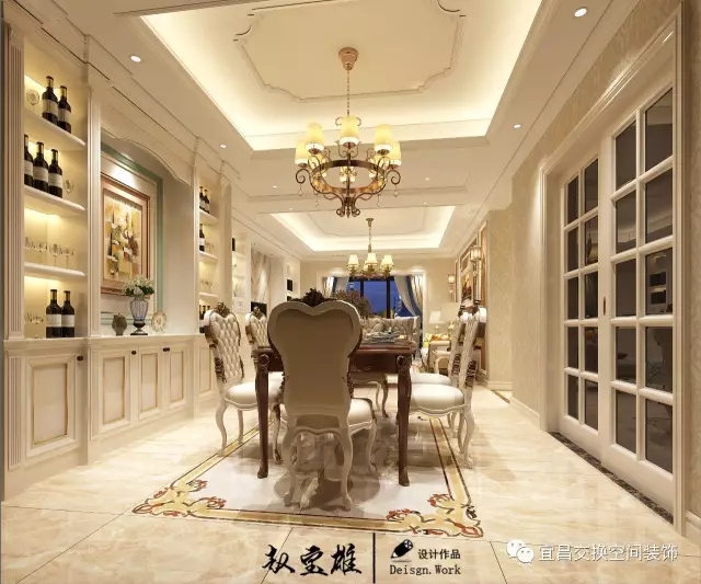 欧式餐座椅组合，高档的酒柜设计，在吊柜下灯的照耀下更显高贵，地面采用全瓷瓷砖，天然的纹理和自然的色彩，使餐厅的档次毫无保留地体现出来。