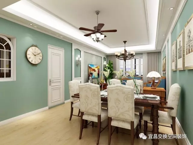 餐厅设计，原木餐桌搭配白色暗纹软包餐椅，体现美式的精致，没有繁复的空间布局，显得非常现代且实用，无论是客厅的吊灯，还是脚下的地板，都没有琐碎多余的设计，简约柔和，让人感觉温暖且舒适。