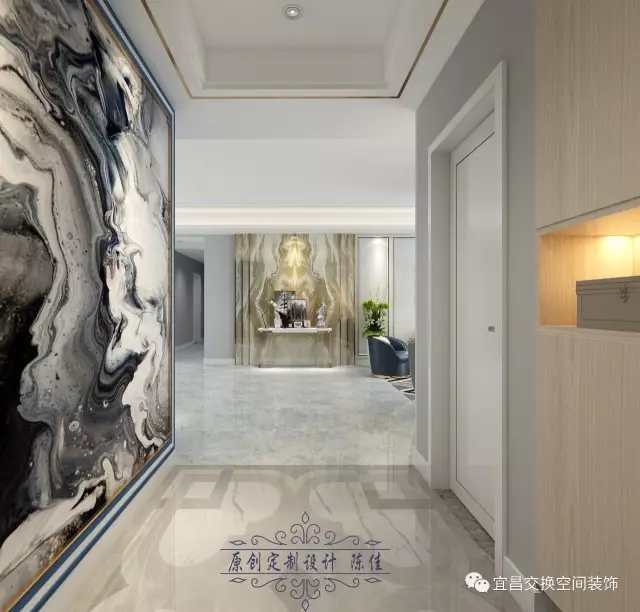 玄关设计，宽敞大气之感迎面而来，左边艺术，抽象画装饰了整面墙壁；右边生活，收纳柜的设计实用而整洁。