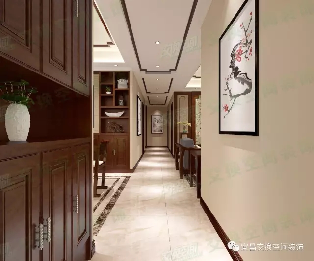 进门看见玄关处的摆设，就可以看出房间是中式装修风格，精美的古朴木质玄关柜，古色古香的装饰画，令人印象深刻。