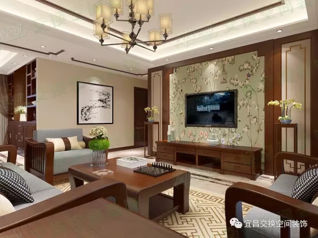 用花纹图案的壁纸装饰电视背景墙，在浓厚的中式氛围中增加了清新的气息，再配上三两盆绿植，给整个空间注入了勃勃生机，并缓解了客厅的沉重之感。