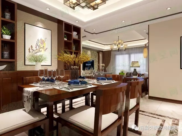 客餐厅的格调统一和谐，原木餐桌椅、餐边柜的搭配，在灯光的衬托下，显得空间很有档次。餐边柜也摆放了绿植，显得很清新，营造了一个舒适优雅的用餐氛围。
