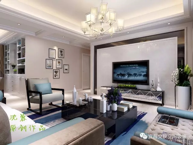 设计师在空间处理上力求展现轻松、
自然的氛围，
通过家具、软装及光线的变化，
来传递不同的空间感受。
简约经典的电视背景墙、
镜面电视柜以及绿植装饰，
让严整的客厅流露出期许的生活情趣。
所谓简而精致，即是如此。