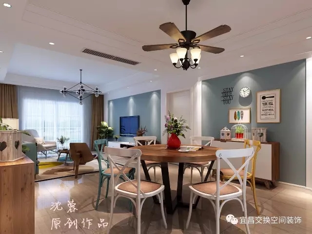 除了舒服的配色，软装看点也不少：餐边柜兼顾展台，美观实用；白色小圆钟+挂画装饰背景墙……在和业主沟通时，设计师说：“装修设计阶段要想好，多了解自己的需求，不要着急，这样才能装出不后悔的家?！? bigimg=