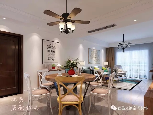 细细一看，白色餐椅中安插了一把黄色餐椅，生活中无时无刻无不展现出新意?？攀降牟吞涂吞?，方便业主一边享用晚餐一边看电视。
从这里看过去，在餐桌的后方，也设计了一个白色面的收纳柜，相当于做为业主做入口的一个玄关柜，回到家，换下鞋就收纳起来，让家里看起来整洁而不乱。
