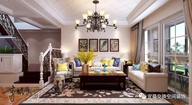 客厅设计  宽敞的落地窗与精致的沙发组合，局部用彩色抱枕与挂画装饰，深色茶几搭配同色系的地毯......客厅是家中的会客区，这样的设计，整体搭配文艺且不失高贵，对于主人而言，相当大气，有面子！